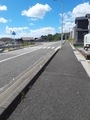 ガードレールのない歩道